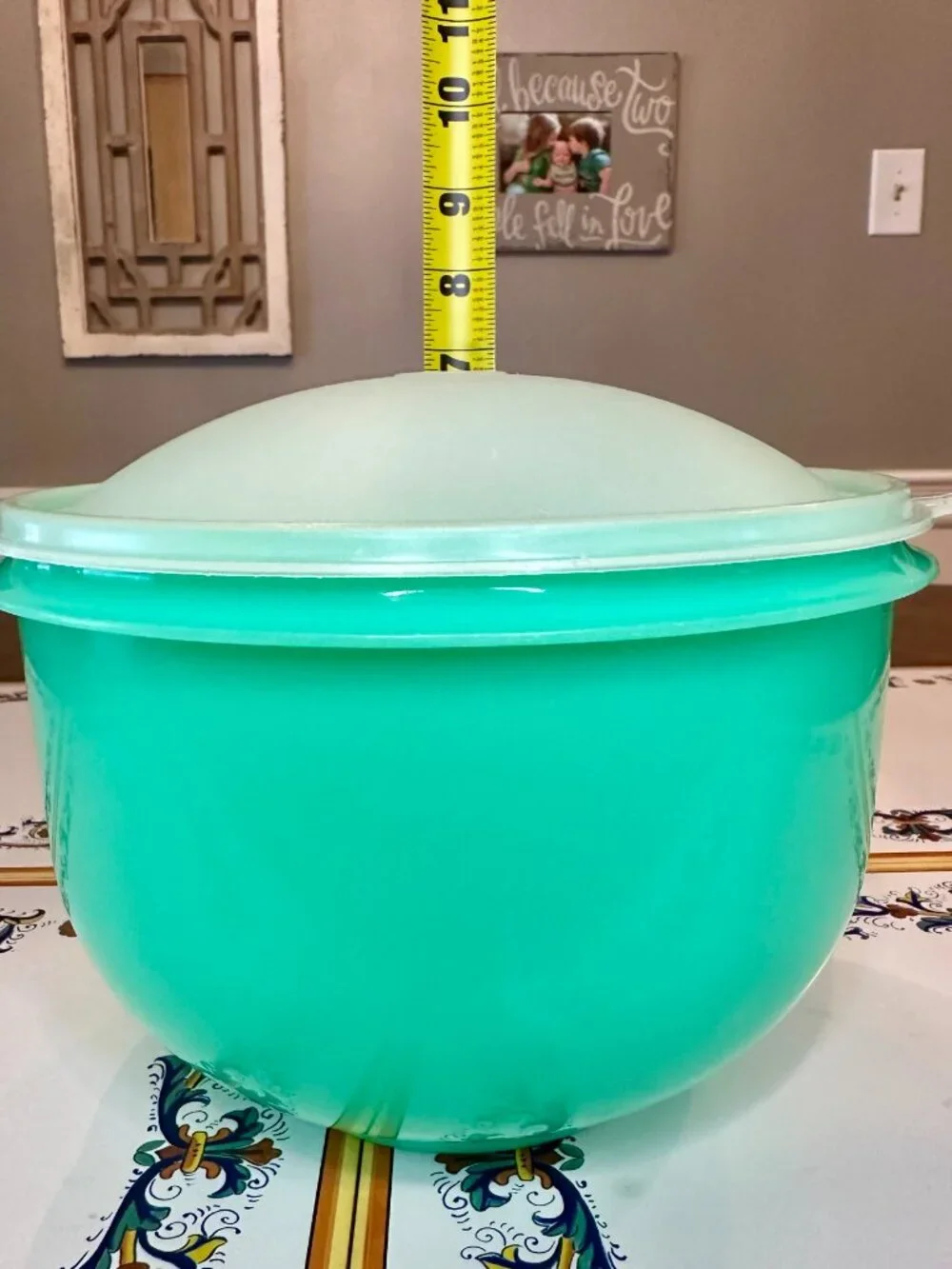 vintage Tupperware Crisp It Lettuce Keeper (Model #1424) in a bright jadeite/min